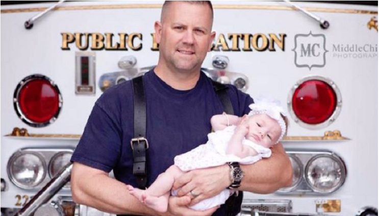 Il vigile del fuoco adotta la figlia di una senzatetto dopo averla aiutata a partorire: 8 anni dopo la ragazzina