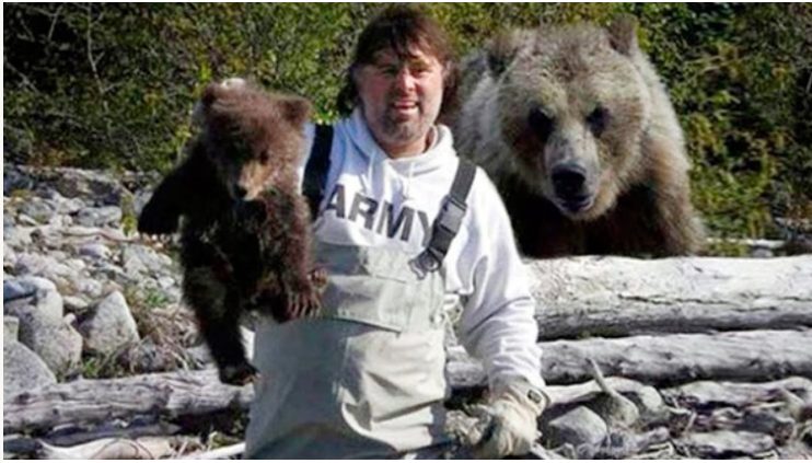 Il pescatore ha salvato un cucciolo d'orso: il giorno dopo la mamma orso è venuta da lui con un regalo
